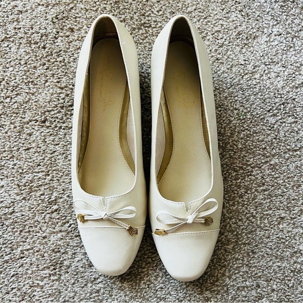 Soft Style Block Heel Almond Toed Pumps 8.5 Narrow